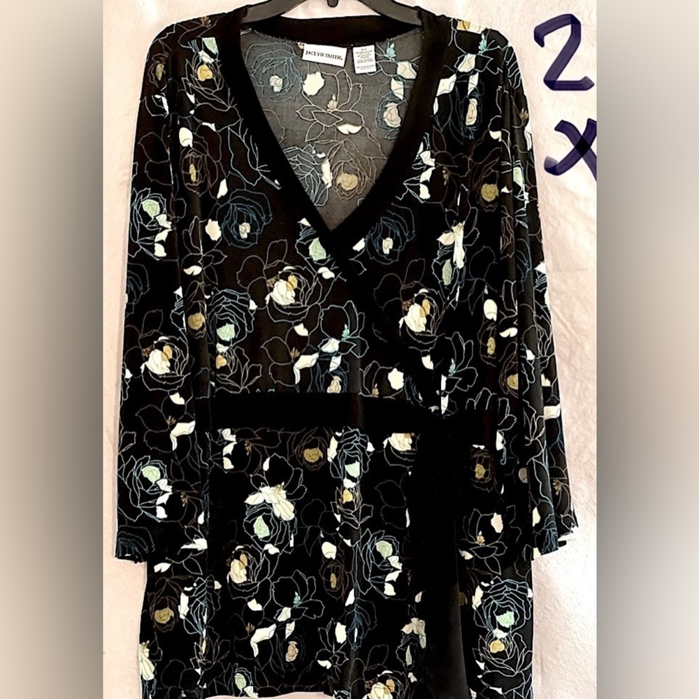 LADIES 2X BLACK TOP WITH BLUE & GREEN FLOWERS